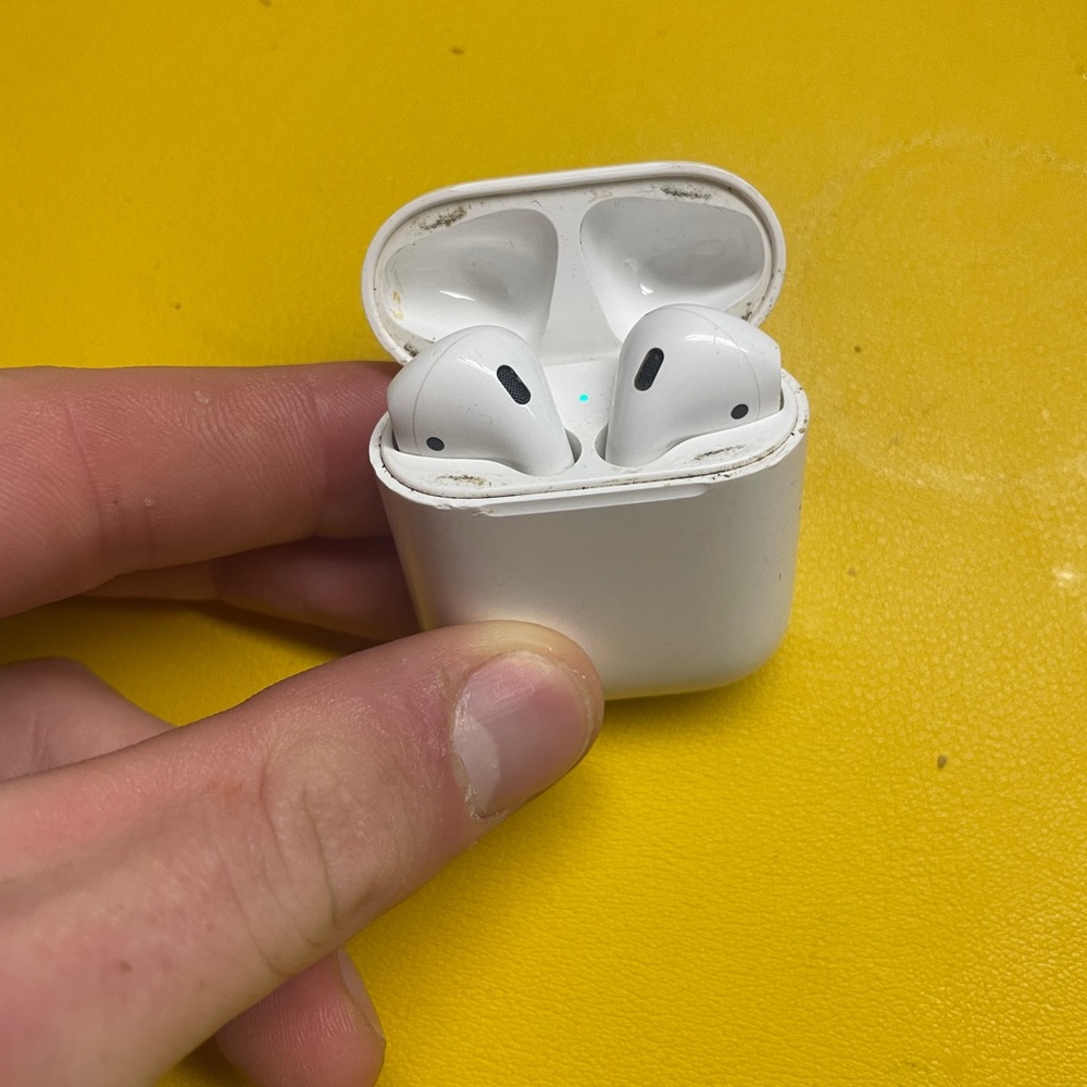 AirPods - Picture 4 of 5